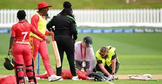 বাউন্সারে লুটিয়ে পড়েছেন জিম্বাবুয়েন ব্যাটার এনঢলোভু